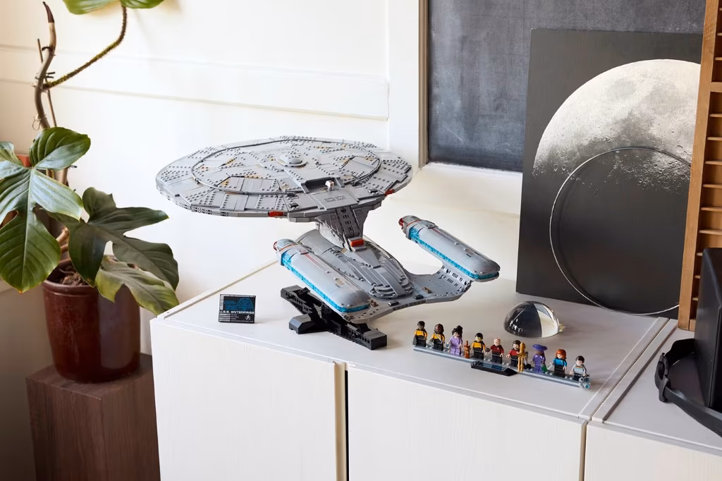 LEGO Enterprise NCC-1701-D và hộp retail