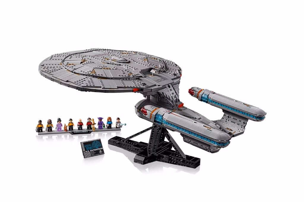 LEGO Icons Star Trek U.S.S. Enterprise NCC-1701-D trên giá trưng bày