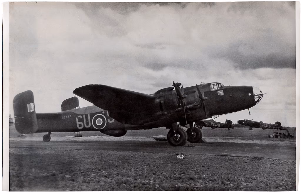 Máy bay ném bom Handley Page Halifax của RAF, cùng dòng loại dùng trong các chuyến bay thử radar thời chiến