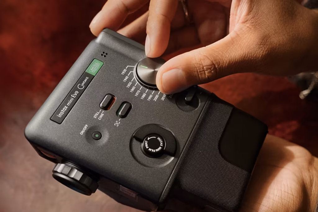 Máy Fujifilm instax mini Evo Cinema cầm tay, lens 28mm F2.0